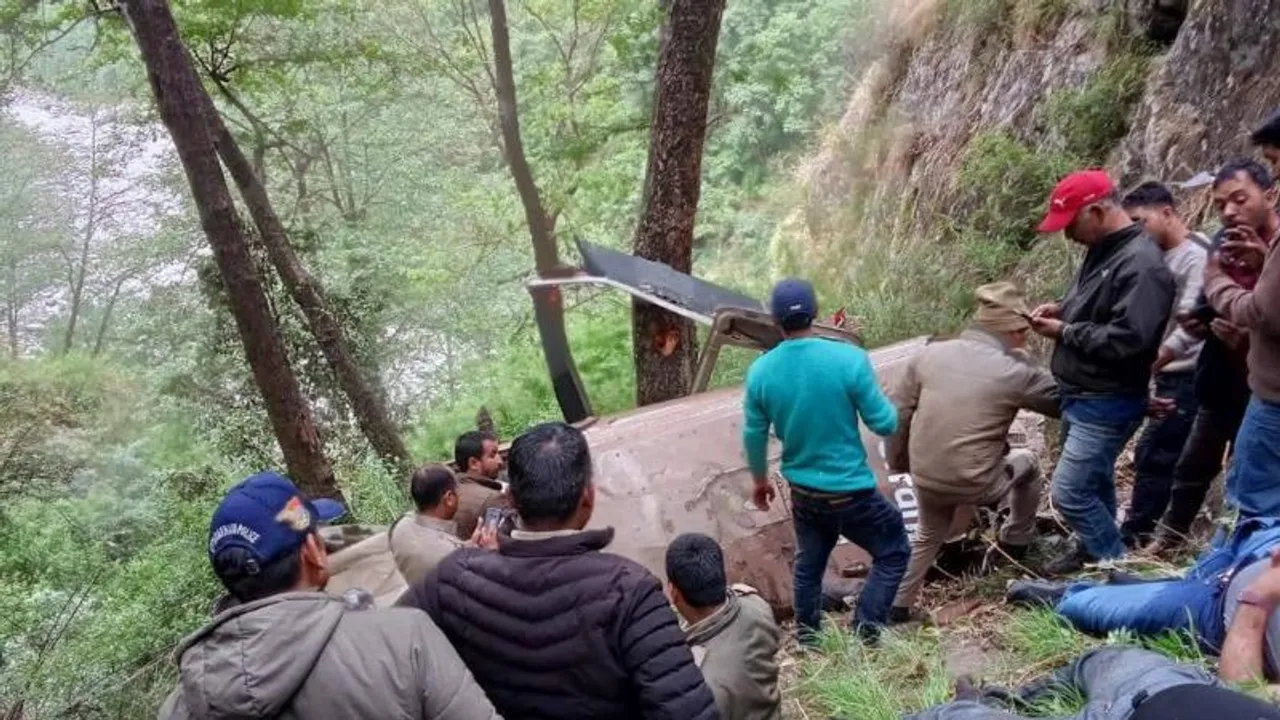 ನೋಡ ನೋಡ್ತಿದ್ದಂತೆ ನೆಲಕ್ಕುರುಳಿದ ಹೆಲಿಕಾಪ್ಟರ್.. ಉತ್ತರಕಾಶಿಯಲ್ಲಿ ಜೀವ ಕಳೆದುಕೊಂಡ 5 ಭಕ್ತರು