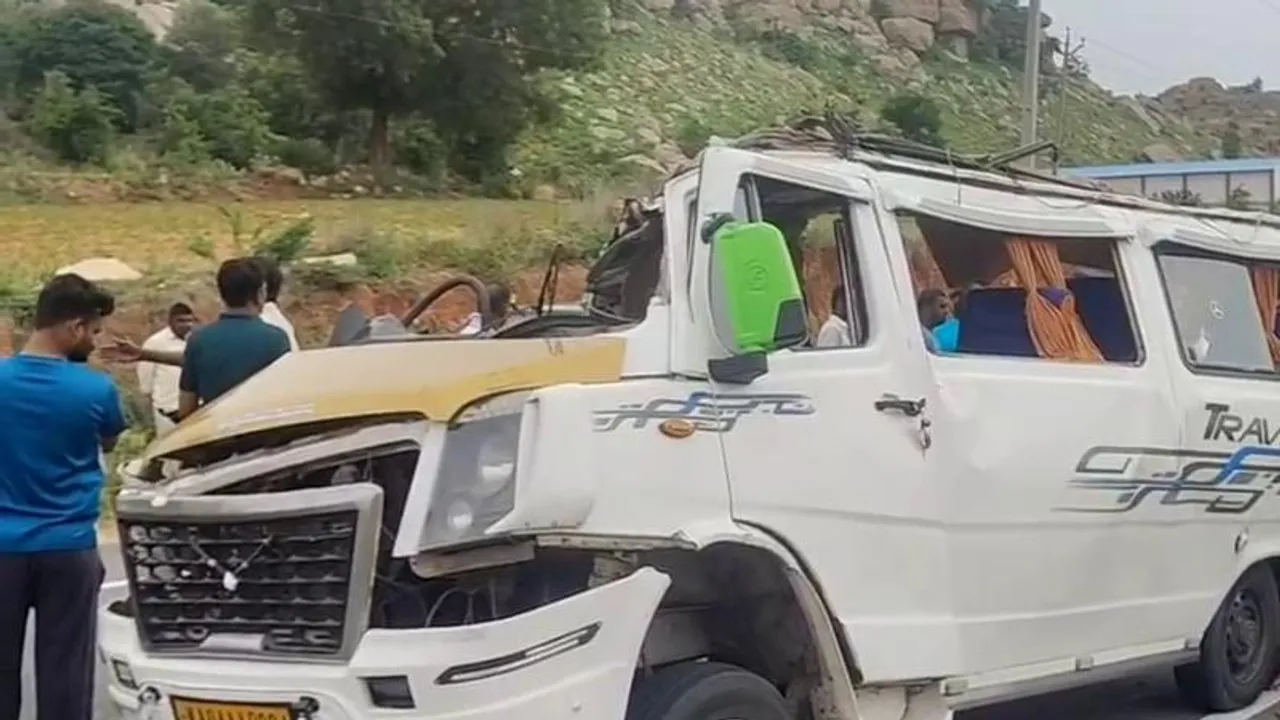 ತಿರುಪತಿ ಇಂದ ಬರುವಾಗ ಟಿಟಿ ವಾಹನ ಭೀಕರ ಅಪಘಾತ.. ಸ್ಥಳದಲ್ಲೇ ಜೀವ ಬಿಟ್ಟ ಮೂವರು, 9 ಮಂದಿ ಗಂಭೀರ