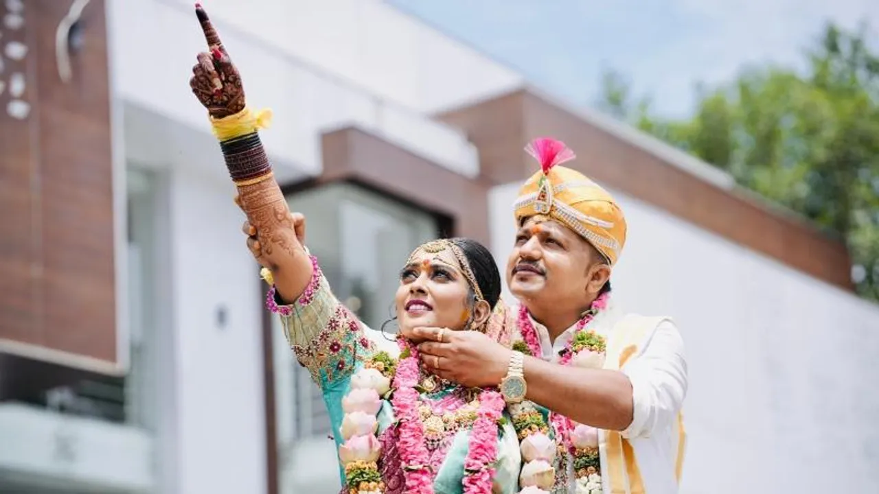 ಅಯೋಗ್ಯ ಸಿನಿಮಾ ಡೈರೆಕ್ಟರ್ ಮಹೇಶ್ ಕುಮಾರ್ ಅದ್ಧೂರಿ ಮದುವೆ.. ವಧು ಯಾರು?​