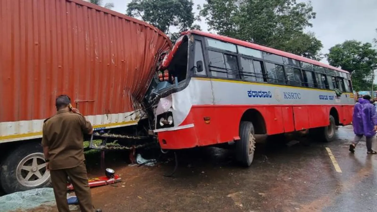 KSRTC ಬಸ್, ಟ್ರಕ್ ನಡುವೆ ಮುಖಾಮುಖಿ ಡಿಕ್ಕಿ.. ಹಲವರಿಗೆ ಗಂಭೀರ ಗಾಯ
