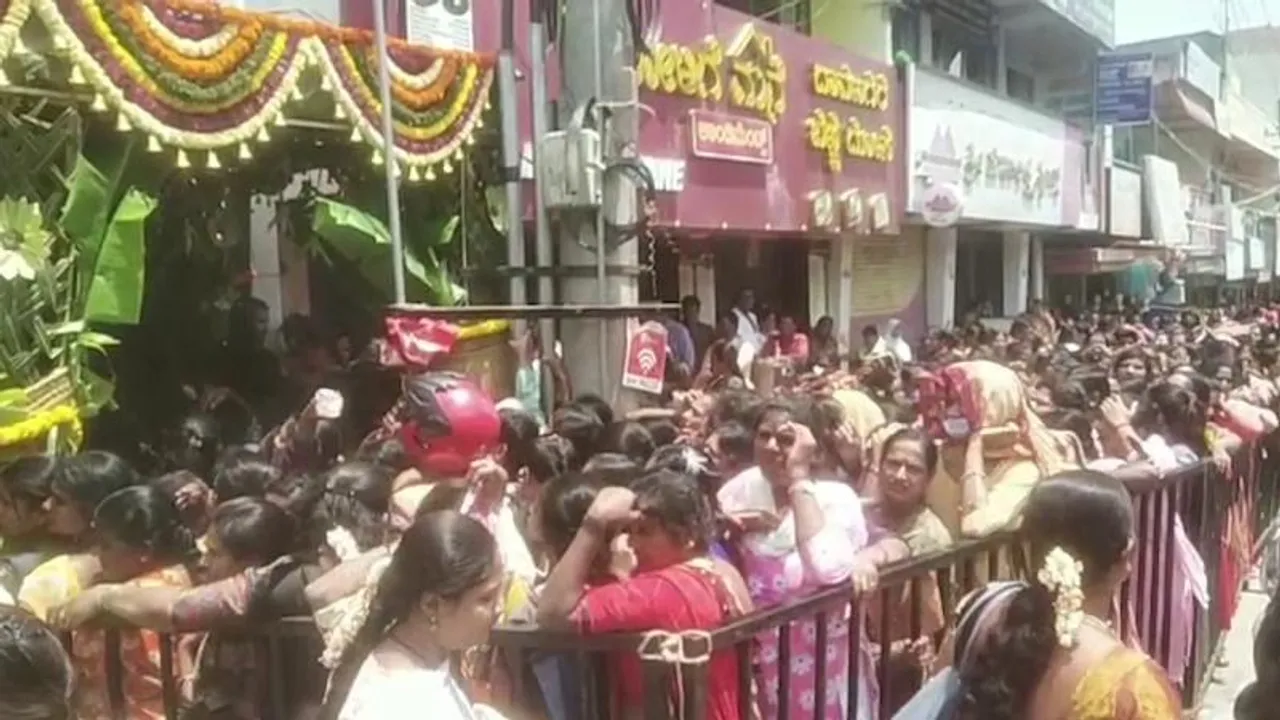 ₹500 ರೂಪಾಯಿಗೆ 4 ಸೀರೆ.. ಸೂಪರ್ ಆಫರ್​ಗಾಗಿ ಓಡೋಡಿ ಬಂದ ಮಹಿಳೆಯರಿಗೆ ಕಾದಿತ್ತು ಶಾಕ್!​