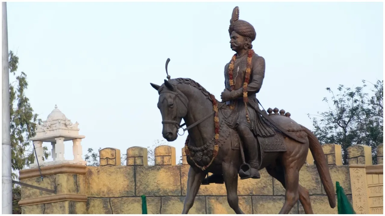 Kempegowda statue