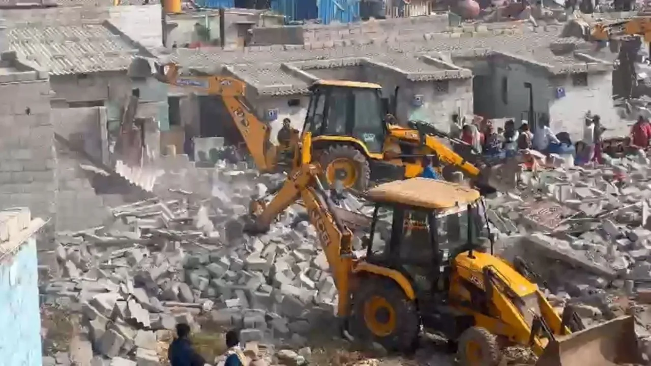 dk shivakumar kogilu layout demolition bengaluru (1)