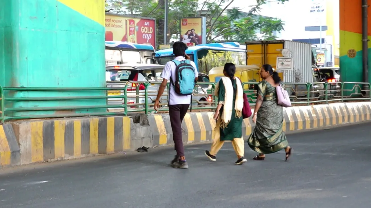 bengaluru jayadeva road crossing issue