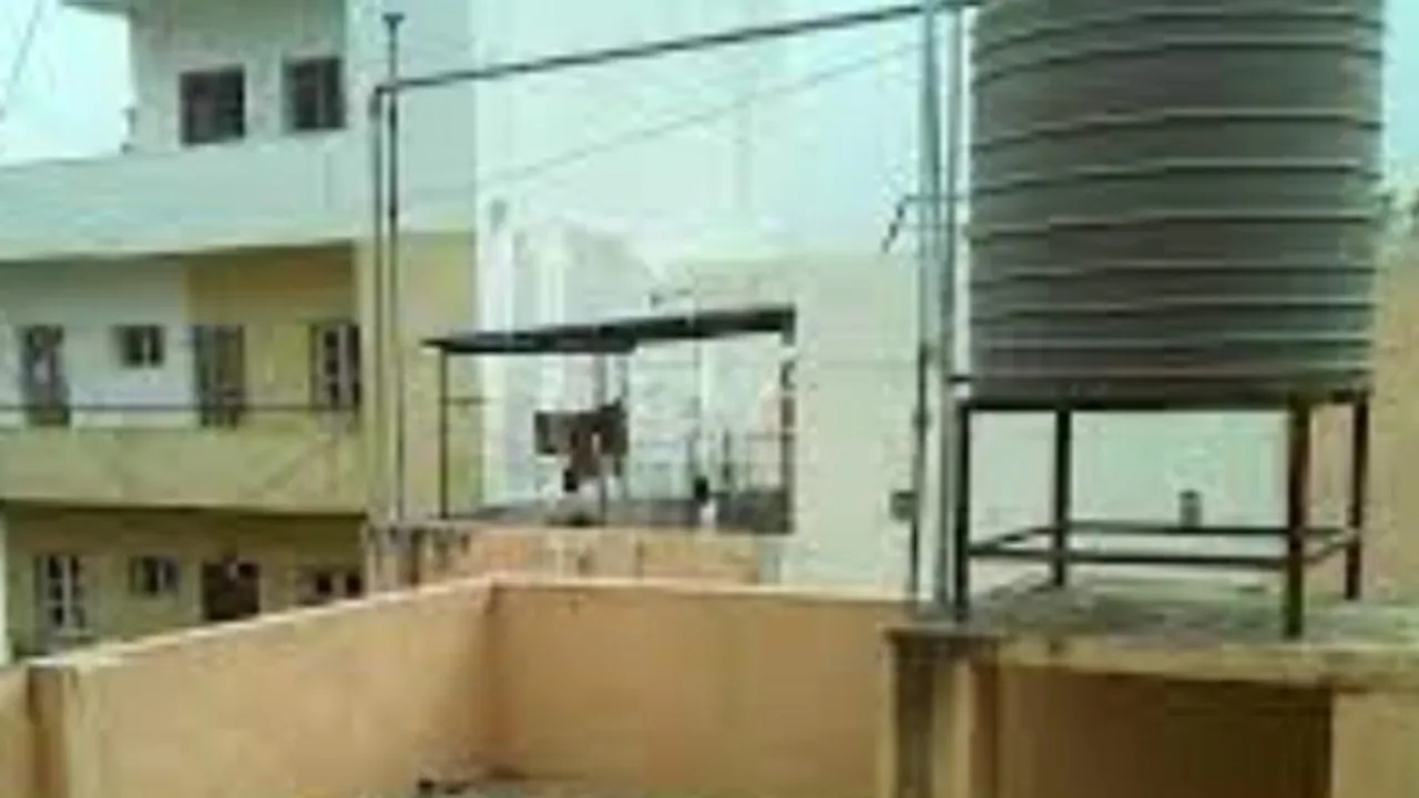 Bengaluru: Pushcart vendor and customers succumb to water tanker collapse 