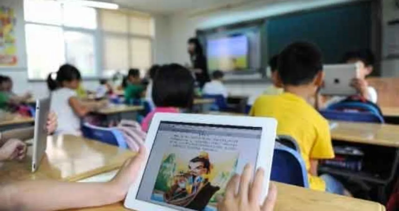 Students put forward demand for tablet PCs to Siddaramaiah government
