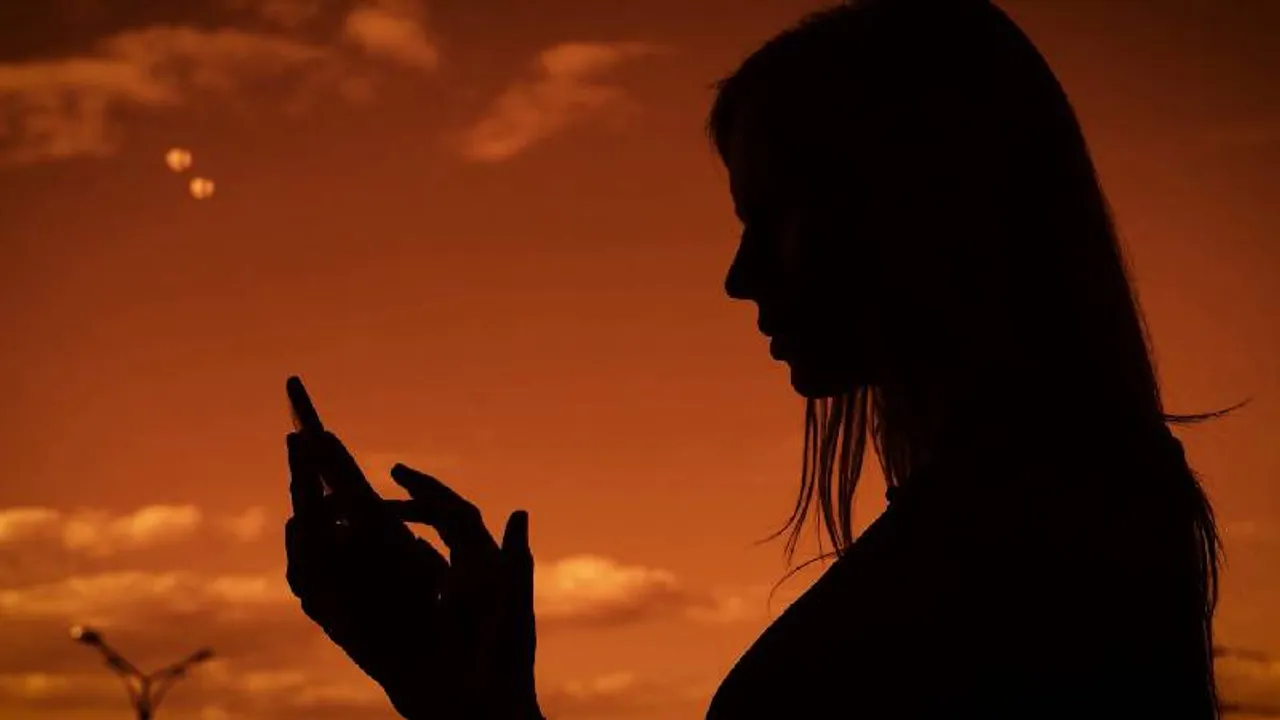 Bengaluru: Woman looks into boyfriend's phone gallery; comes across 13,000 nudes