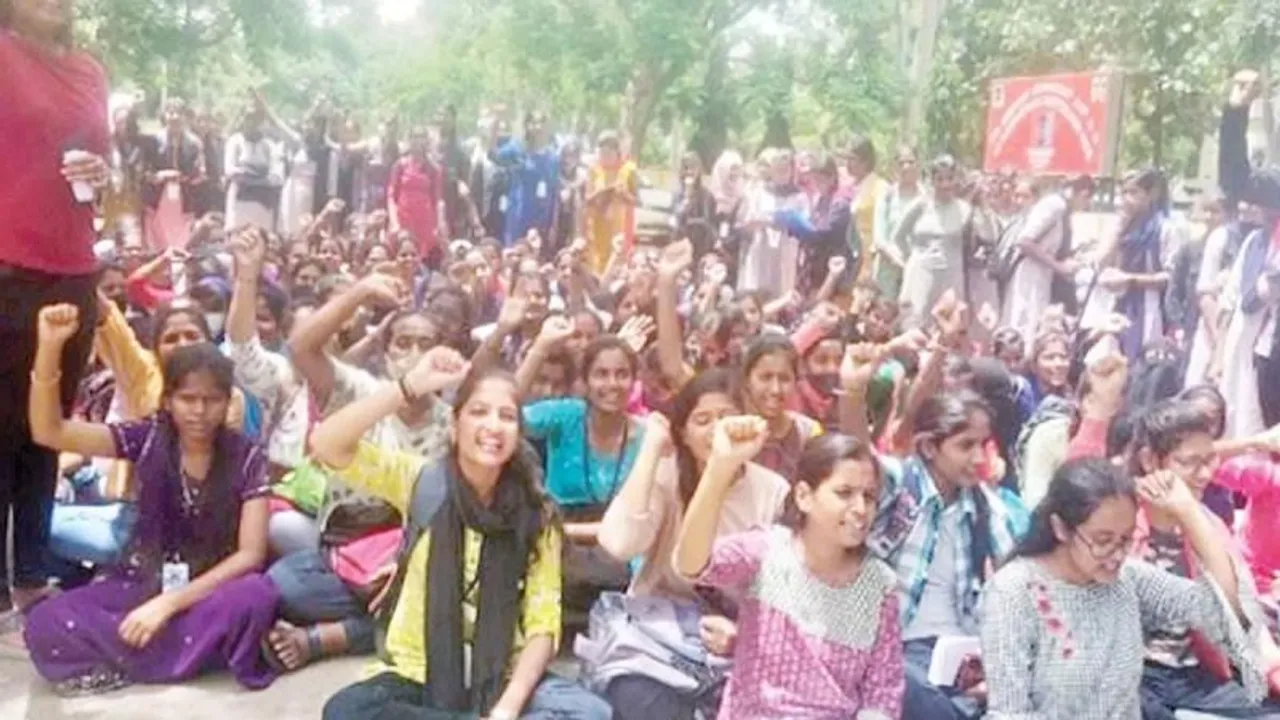 Bengaluru: Maharani College students protest outside Vice Chancellor's office