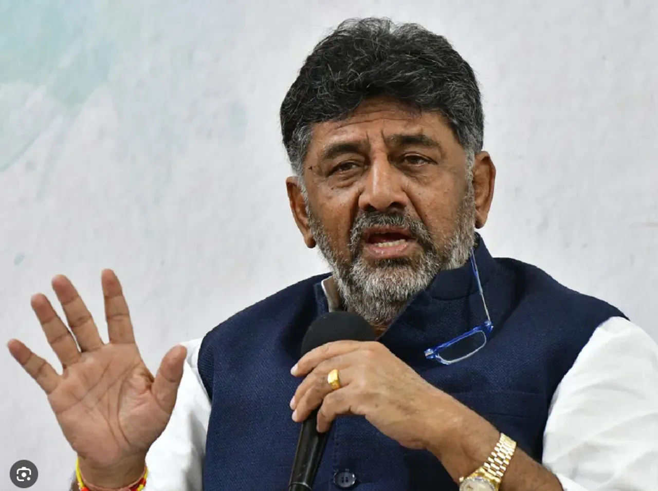 Bengaluru: Shivakumar instructs BBMP commissioner to take action against bribe takers