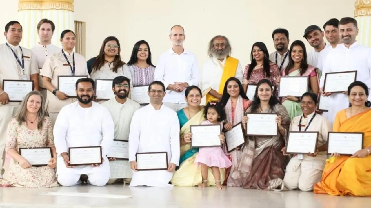 Liebscher & Bracht Therapy: Sri Sri Ravi Shankar presents certificates to pain relief pioneers!