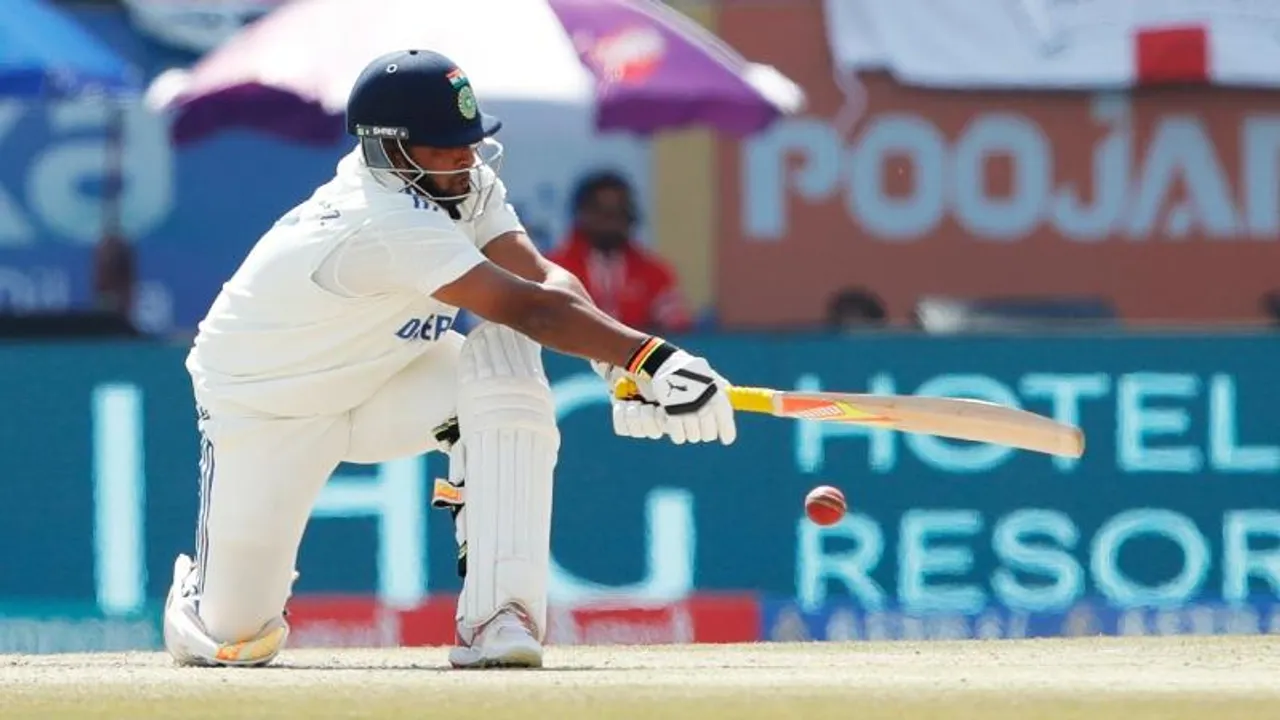 Sarfaraz Khan apologises to Sunil Gavaskar for rash shot