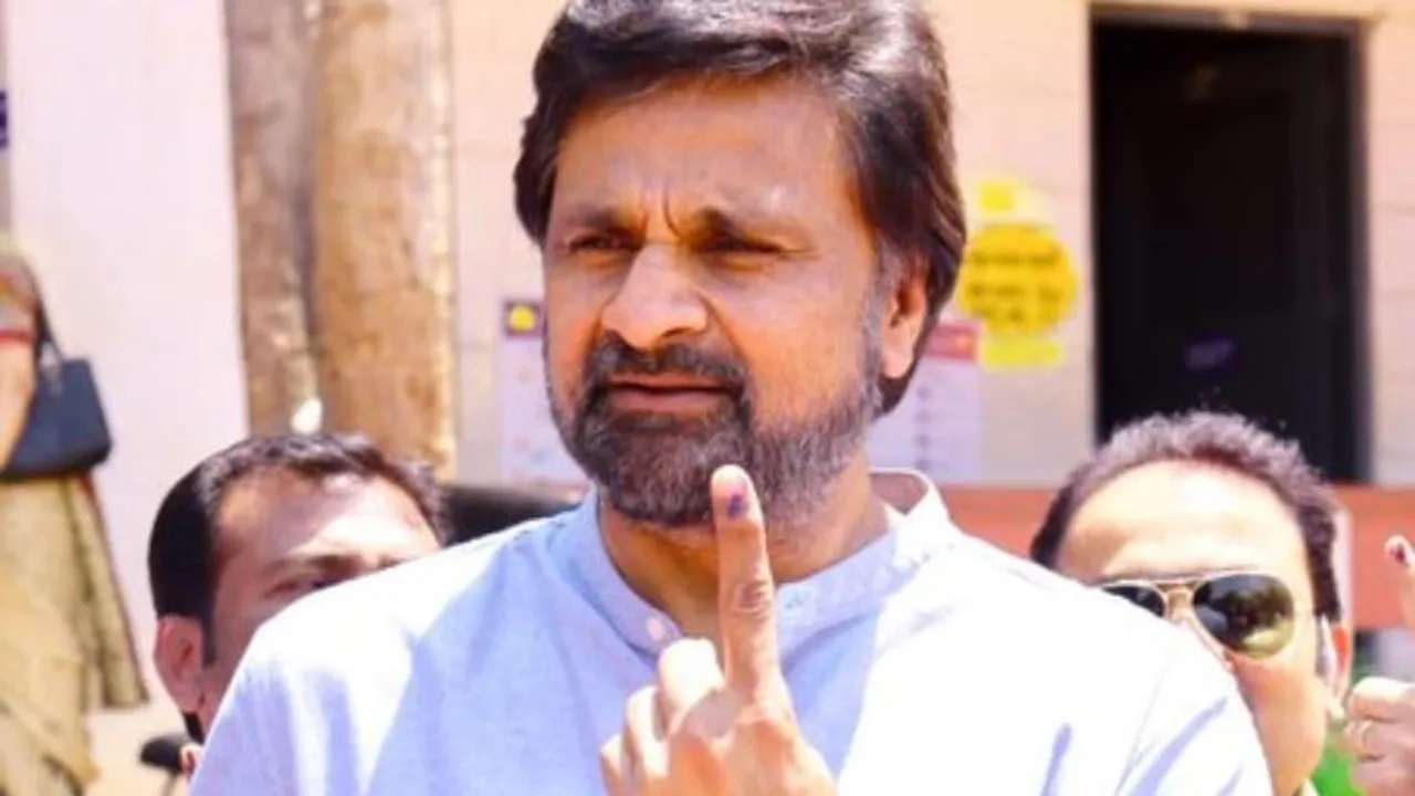 Mysuru: Javagal Srinath displayed his inked finger after voting, urged voters to exercise their right to vote