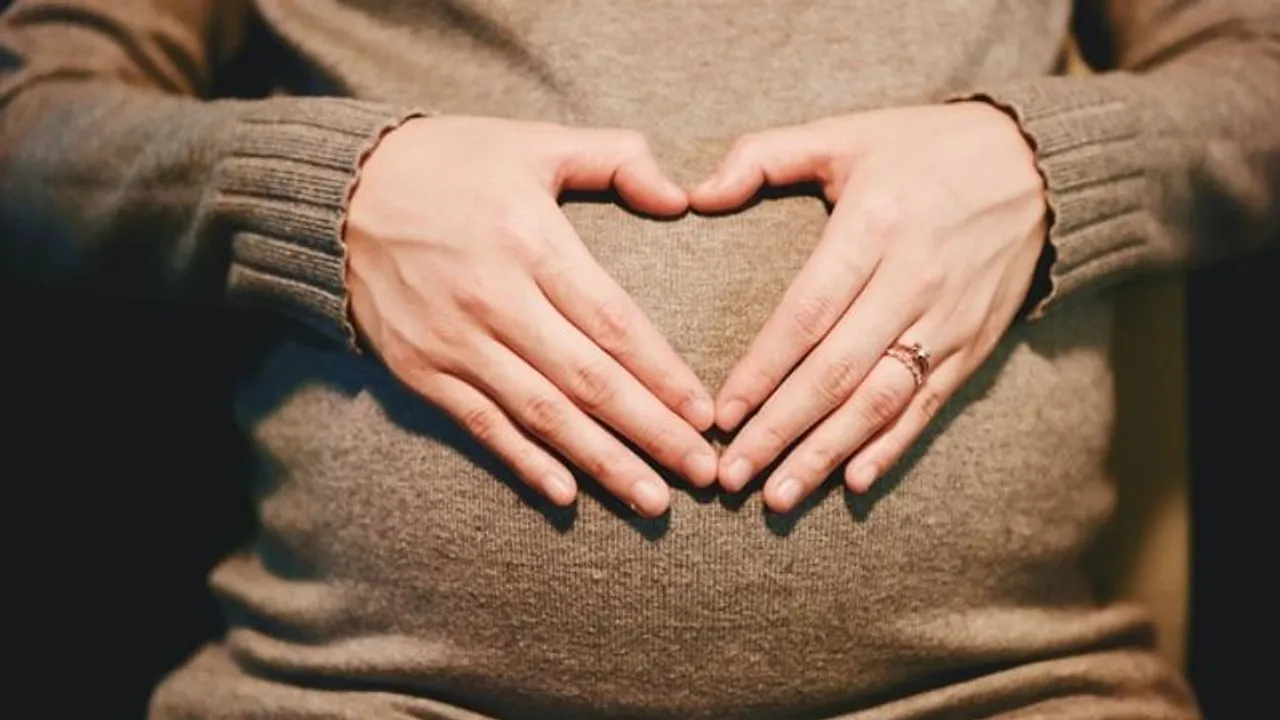 Exploring the boundaries of late parenthood: Balancing risks and rewards