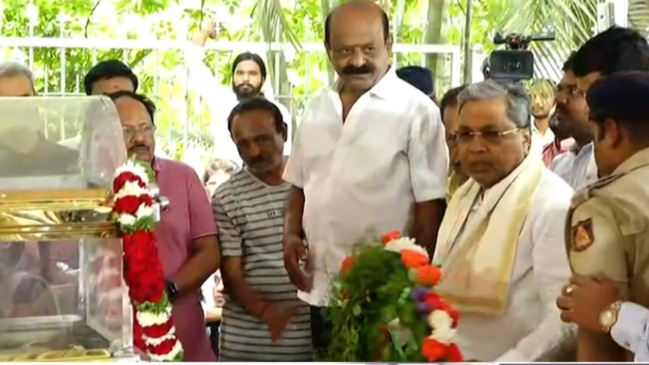 Bengaluru: CM Siddaramaiah pays tribute to Dwarakish ahead of cremation