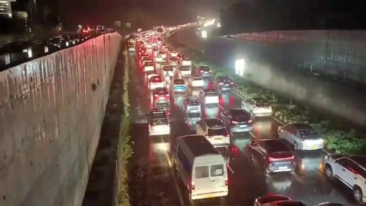 Rain results in 8 KM-long traffic jam in Bengaluru-Mysuru expressway