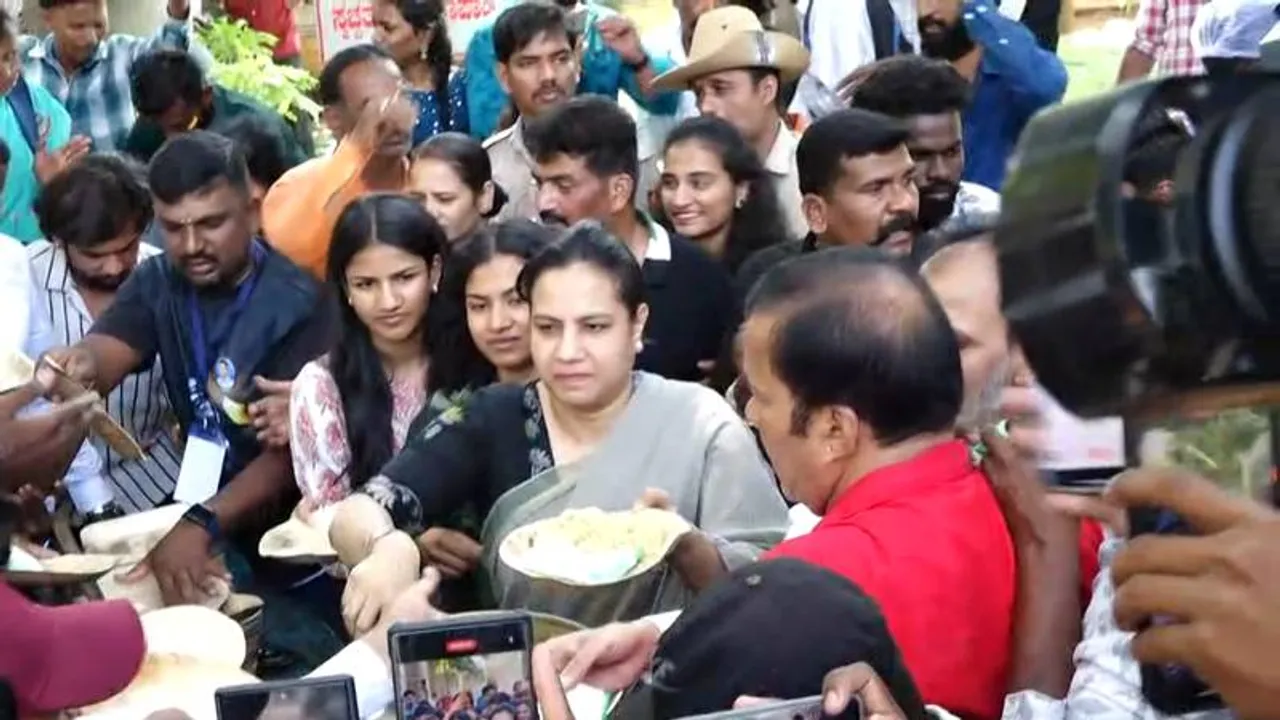 Bengaluru: Ashwini Puneeth Rajkumar distributes food to fans on Appu’s 50th birth anniversary