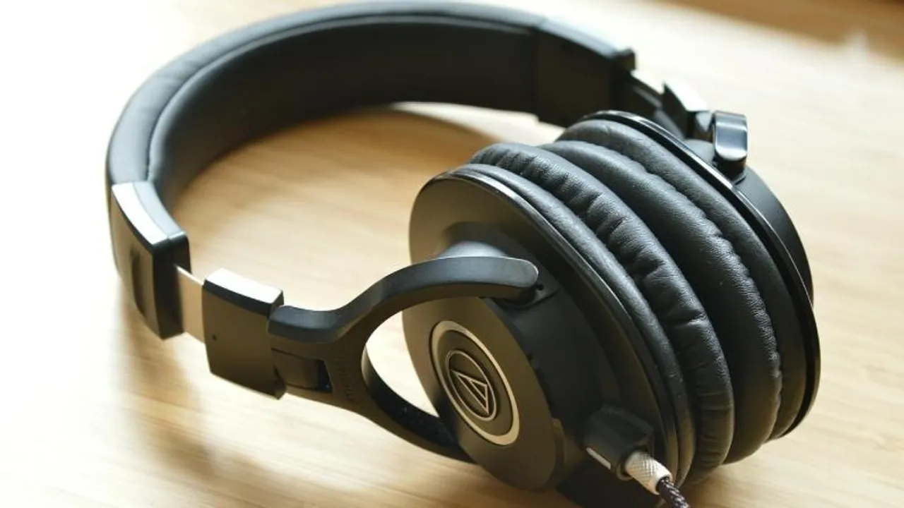 Doctors warn of severe health risks from prolonged use of earphones and earbuds