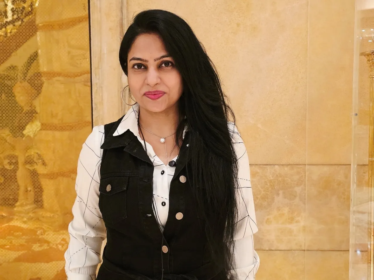 Dr. Venkata Manjula Kumari Varanasi speaking at a virtual international healthcare conference.