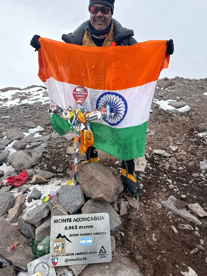 अतुल लढ़ा माउंट अकोंकागुआ शिखर पर भारत का तिरंगा लहराते हुए, ग्वालियर उद्योगपति सबसे उम्रदराज़ भारतीय पर्वतारोही