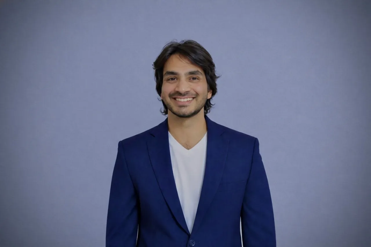 Dheeraj Vaddepally discussing the shift from cloud-dependent apps to Edge AI-powered on-device mobile development.