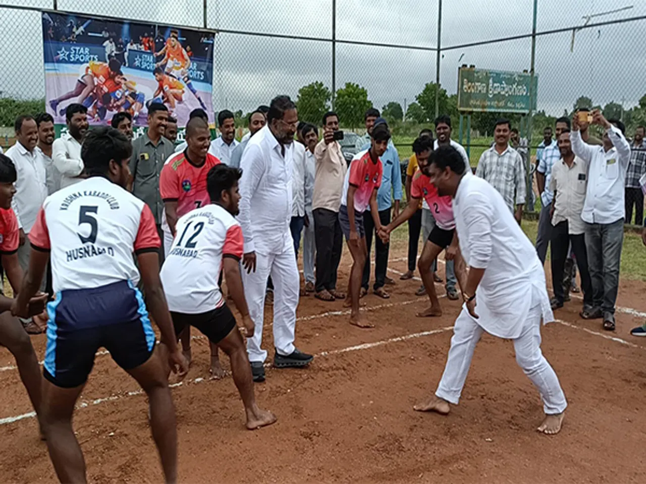 Telangana Minister Ponnam Prabhakar joins students in kabaddi match  (Photo X/@Ponnam_INC)