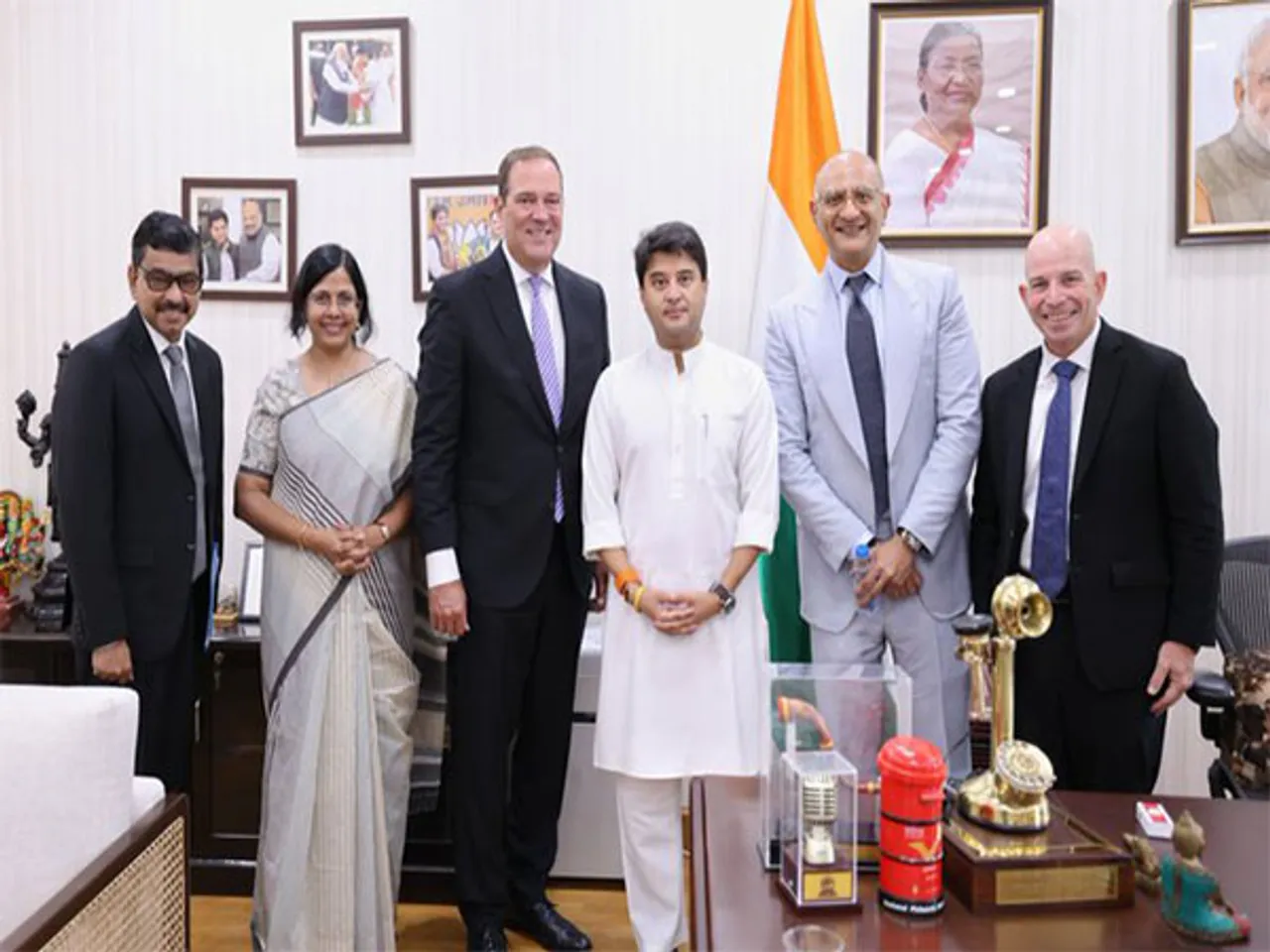Union Minister Jyotiraditya M. Scindia with CEO of Cisco, Chuck Robbins (Photo/@JM_Scindia)