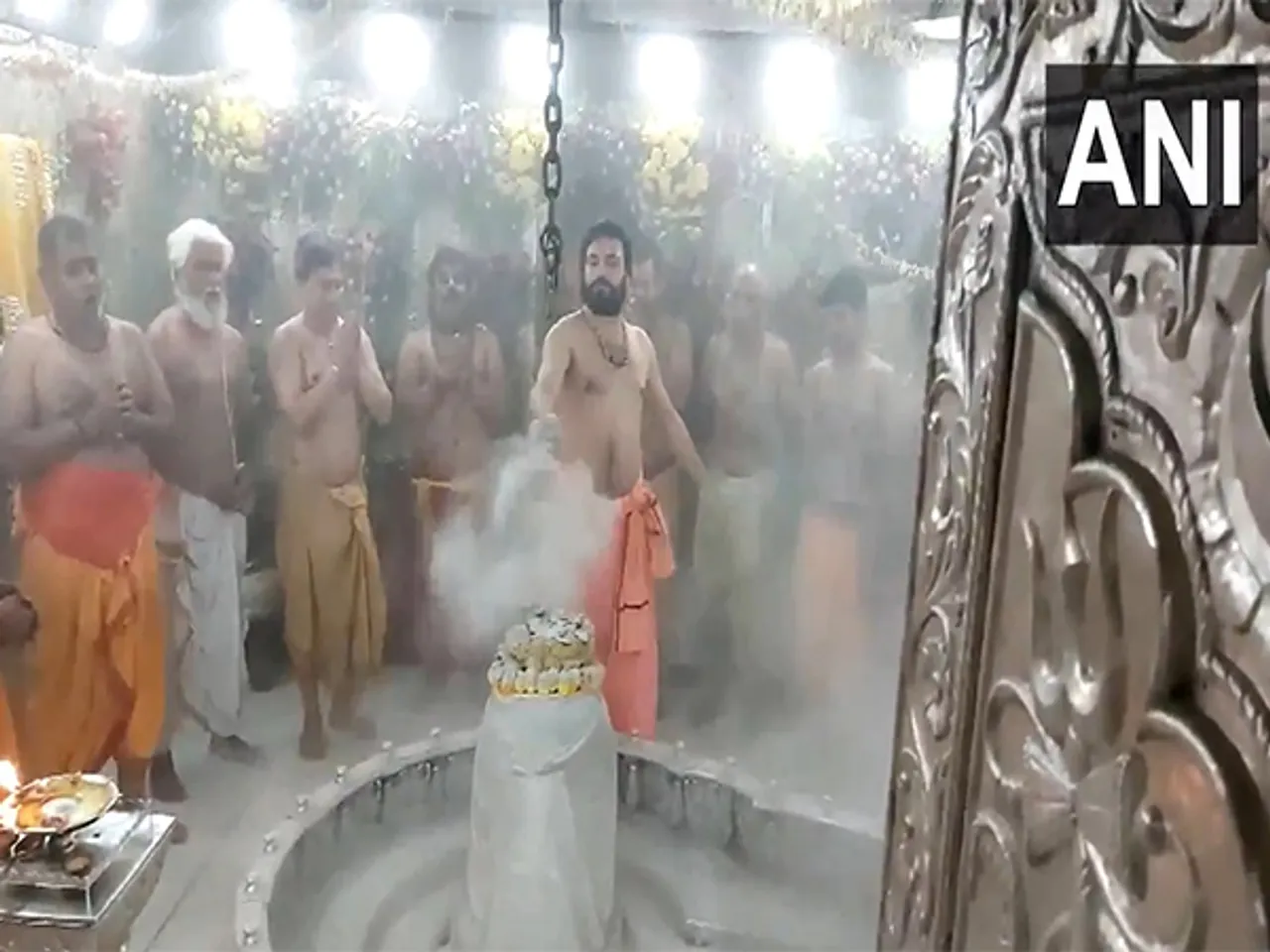 Bhasma Aarti being performed at Mahakaleshwar Jyotirlinga Temple (Photo/ANI)
