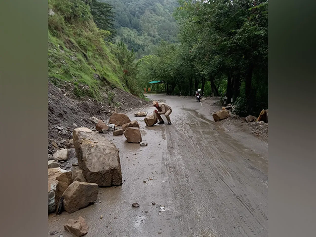 Home Guard personnel removes boulders from Gopeshwar-Ghingran road (Photo/@chamolipolice)