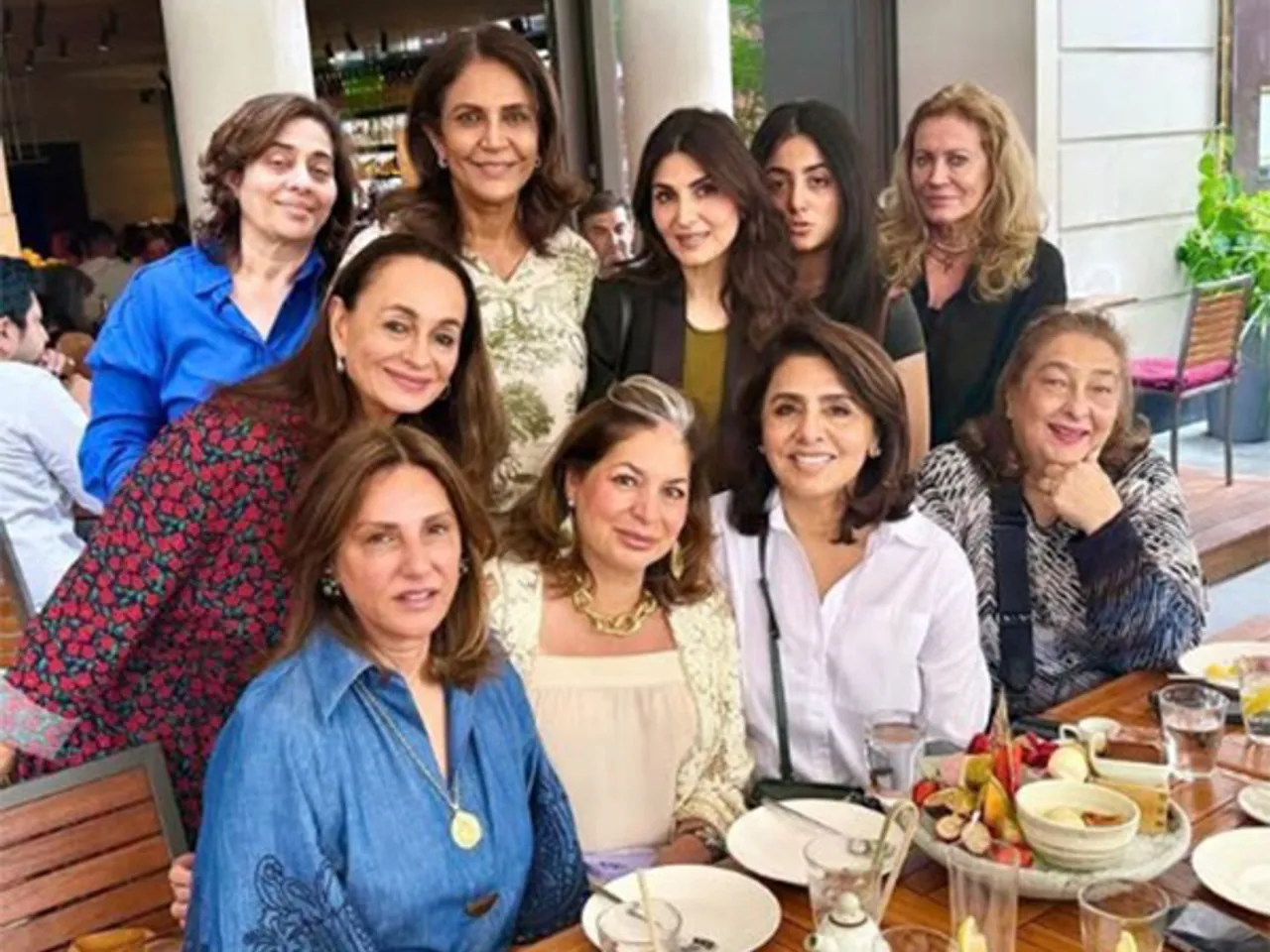 Riddhima Kapoor Sahni, Neetu Kapoor with others (Photo/instagram/@riddhimakapoorsahniofficial)