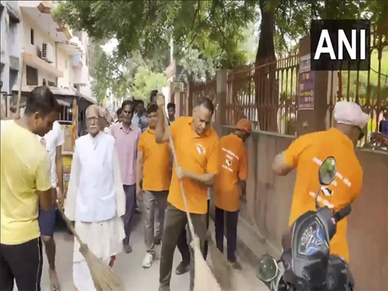 Sanitation workers and people of Mankameshwar Ward take out a cleanliness drive in Lucknow (Photo/ANI)