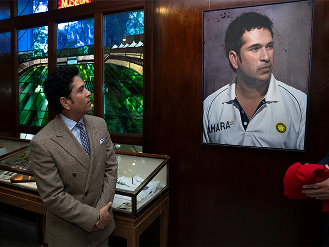 Sachin Tendulkar looking at his portrait. (Photo: @BCCI X)