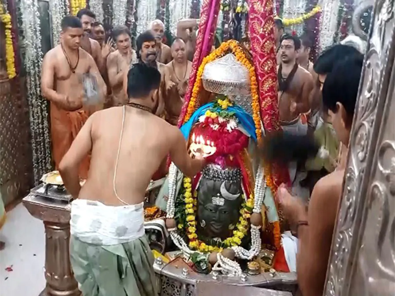 Bhasma Aarti being performed at Ujjain's Mahakaleshwar Temple (Photo/ANI)