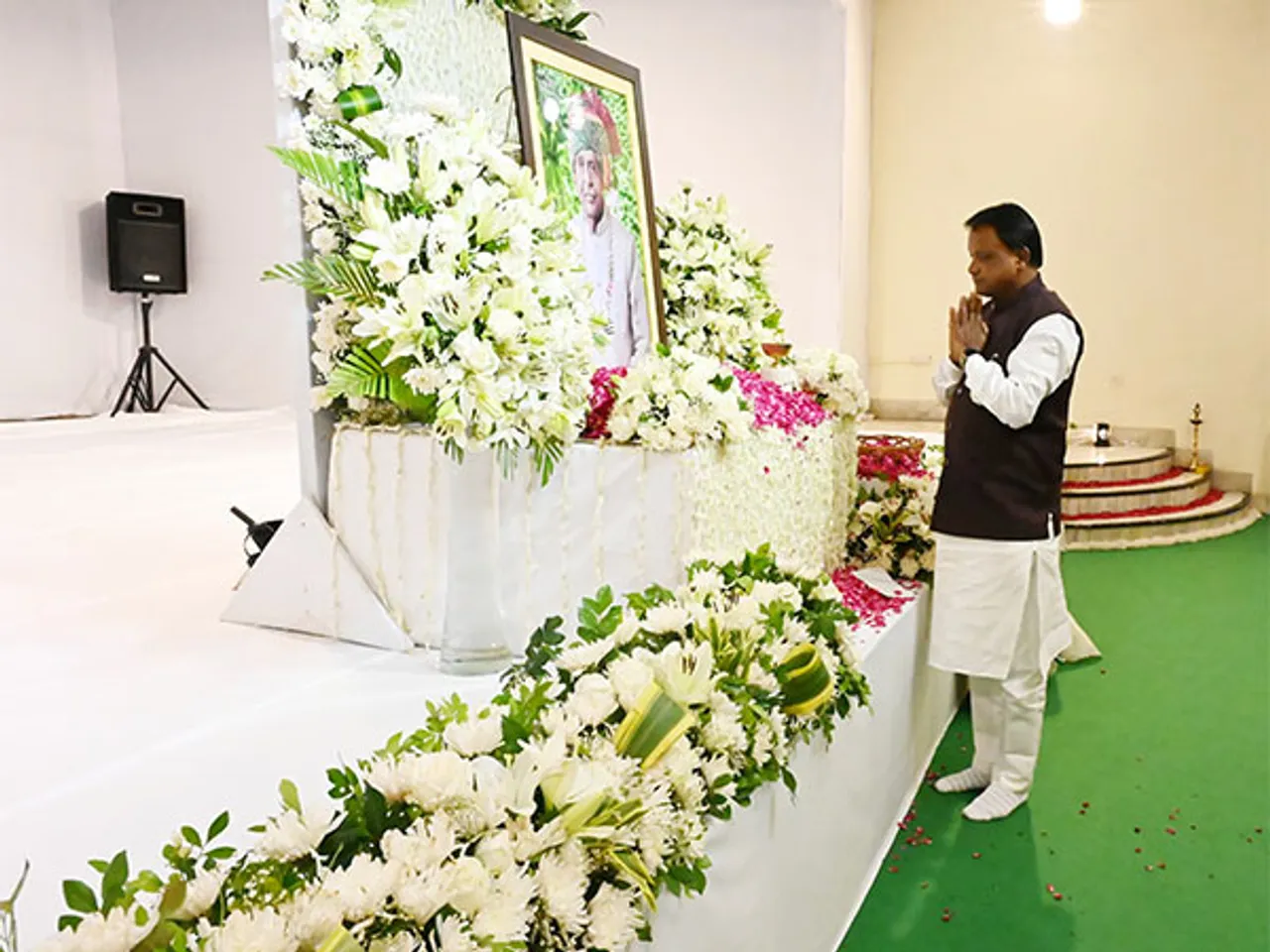 Odisha CM Mohan Charan Majhi paid tributes to Daulal Vaishnaw (Photo/ANI)
