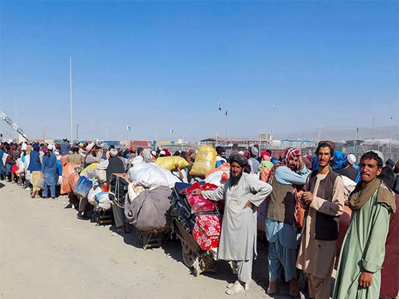 Afghans crossing a busy border amid rising returnee numbers (Source: Reuters)