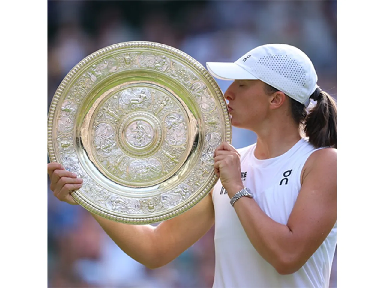 Iga Swiatek with the Wimbledon title (Photo: @Wimbledon/X)