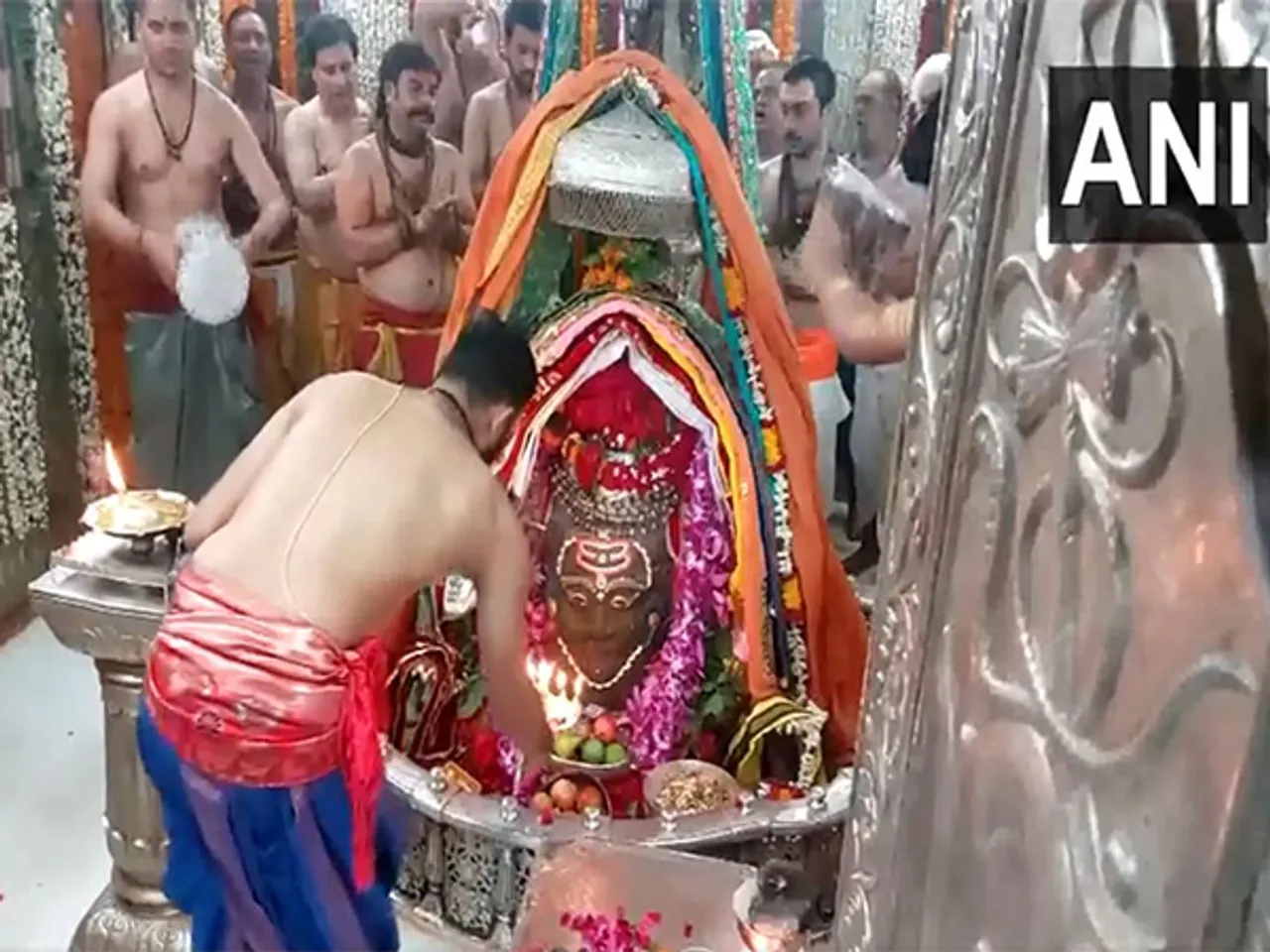 Priests performing Aarti at Ujjain's Mahakaleshwar Jyotirlinga Temple (Photo/ANI)