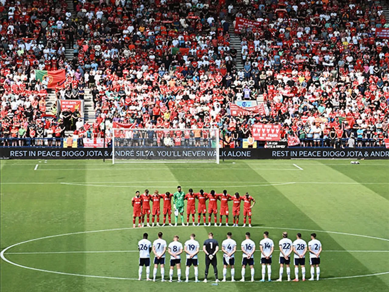 A moment of silence observed at the stadium. (Photo: @LFC X)