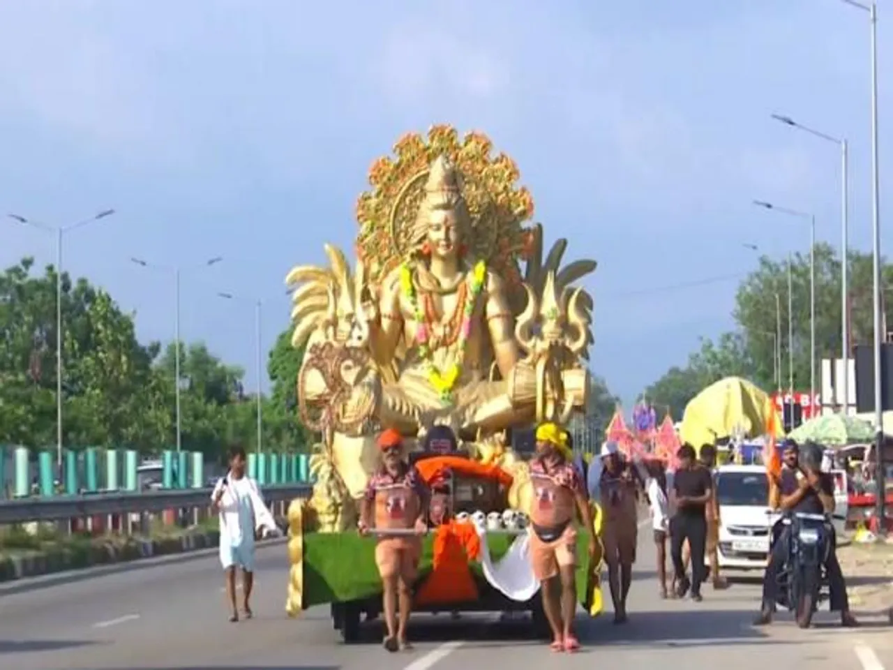 Kanwad Yatris from Gurugram carry approx 800-1,000 kg Golden Shiva (Photo/ANI)