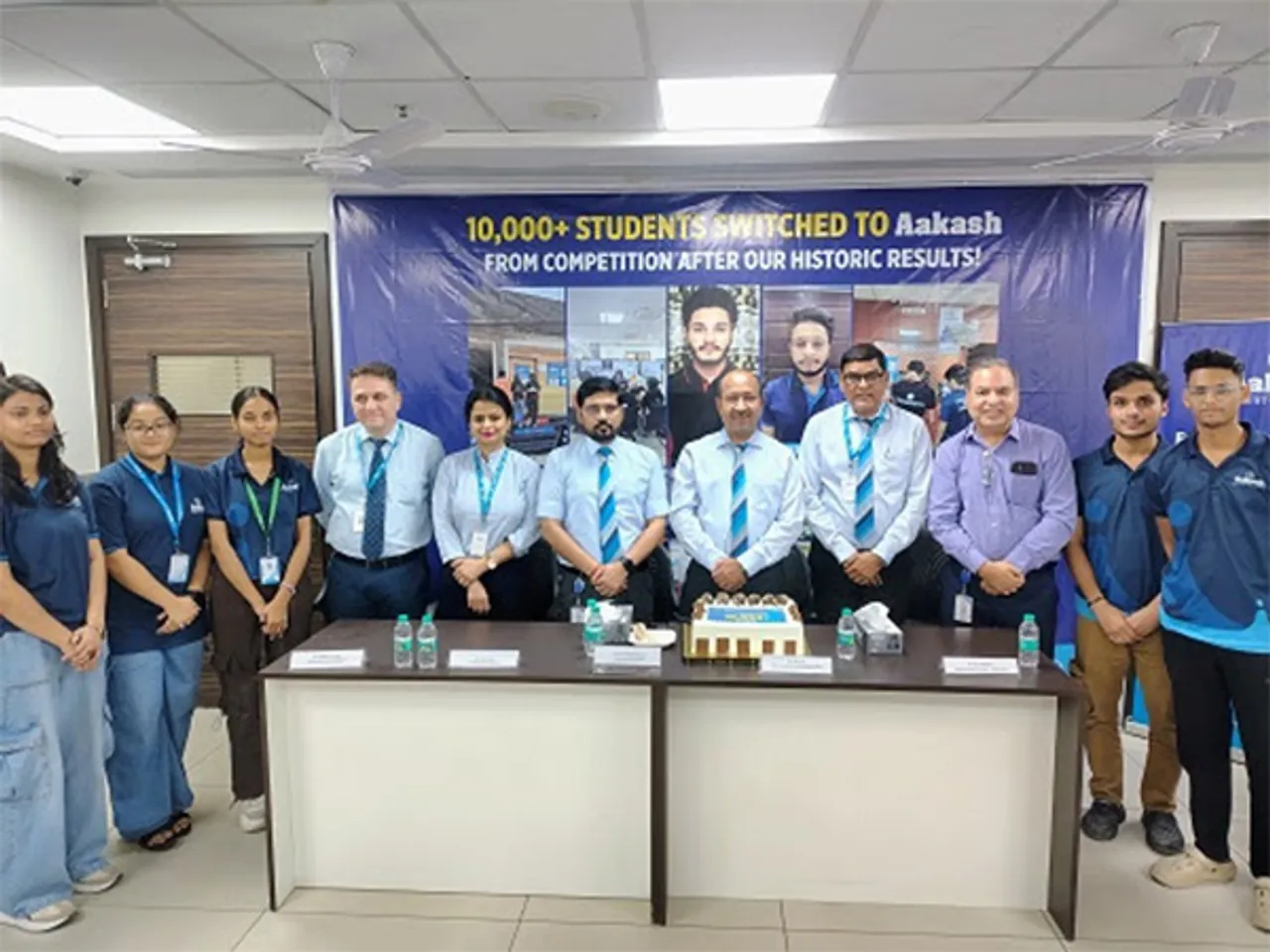 Aakash Institute marks the achievement of 10,000+ student transitions with a special cake-cutting ceremony, joined by faculty, staff, and students