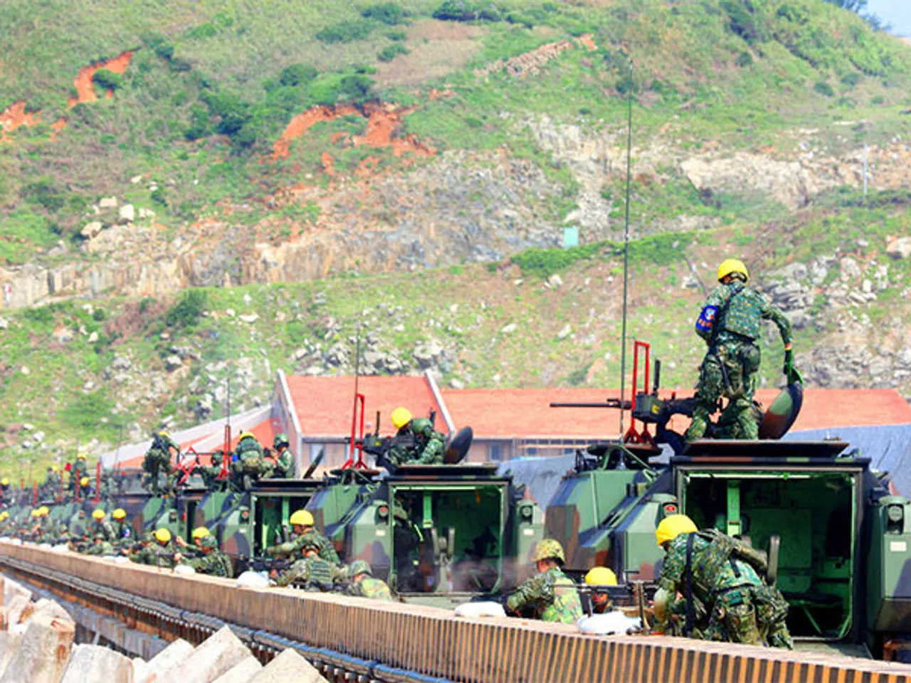Troops at a defensive installation in Lienchiang County’s Dongyin Island conduct joint fire strike operations during the annual Han Kuang exercises(Photo/Central News Agency of Taiwan (CNA))