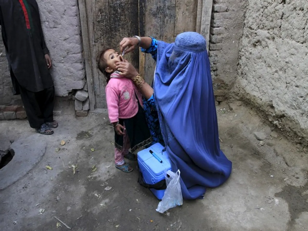 A health worker vaccinates a child against polio during a nationwide immunisation drive in Afghanistan (Photo/Reuters)