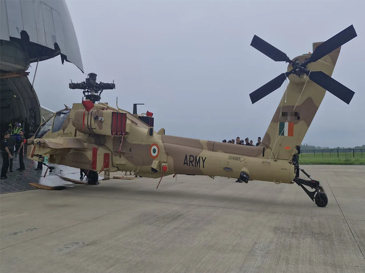Apache Helicopters (Photo/X@adgpi)