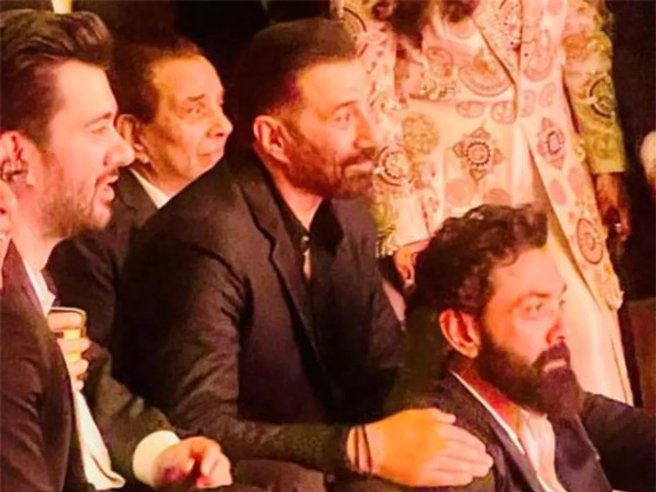Sunny Deol with family members (Photo/Instagram@iamsunnydeol)