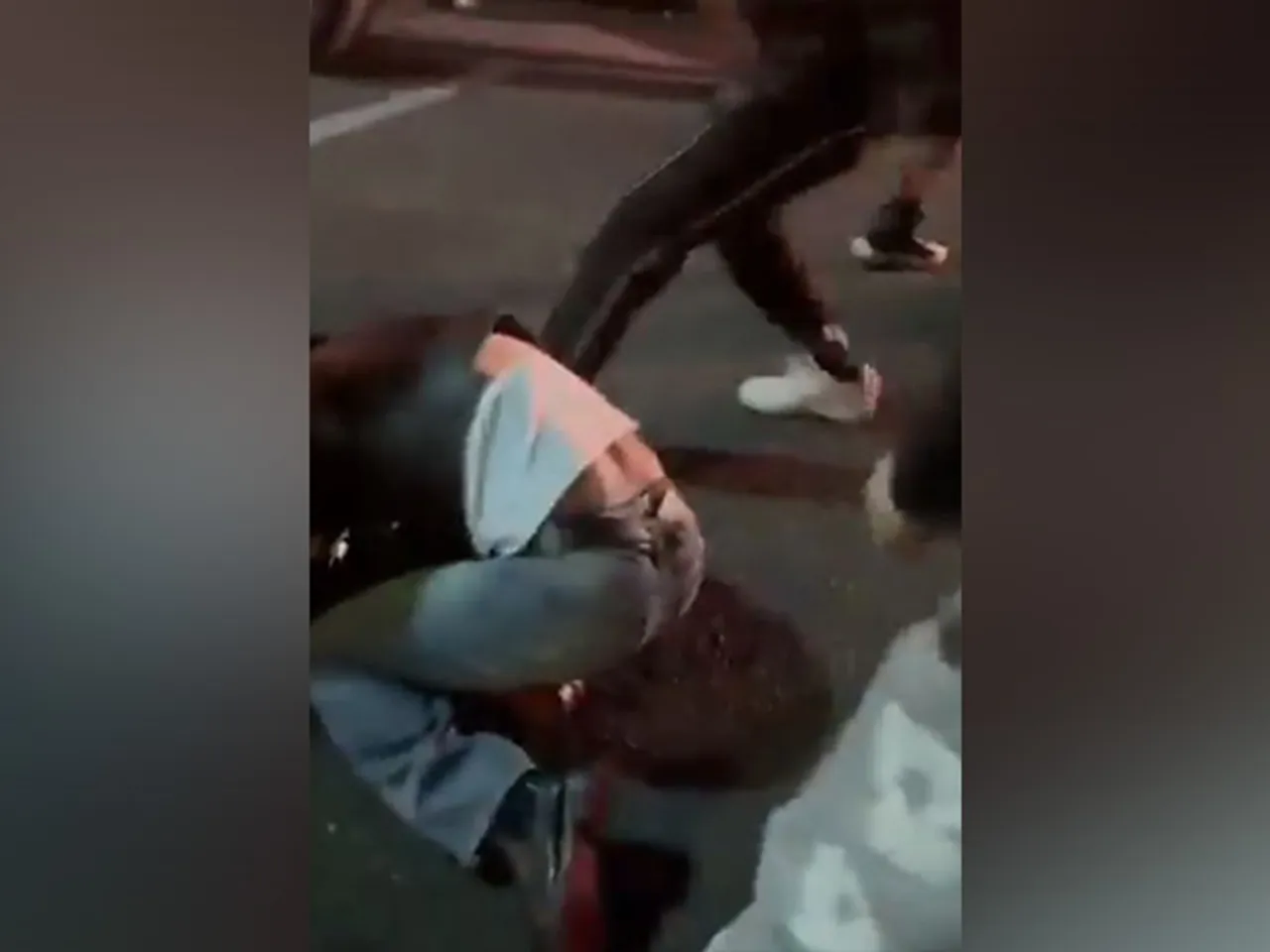 Screengrab of viral video of assault on Indian man in Adelaide (Photo/ Video Screengrab)