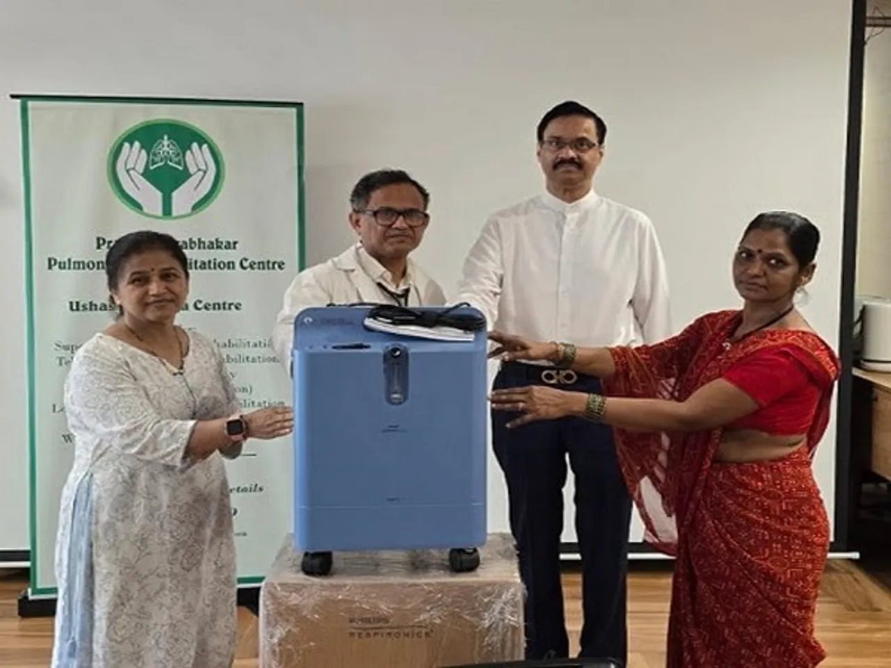 Masala King Dr. Dhananjay Datar donated oxygen kits to the Pratibha Prabhakar Pulmonary Rehabilitation Center, Goregaon, on July 19, 2025, in the presence of its founders