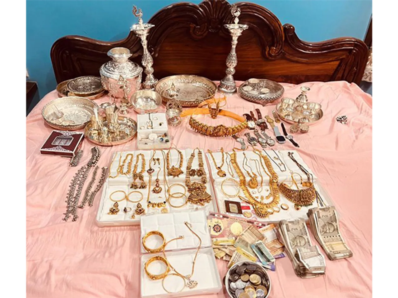Gold ornaments, cash, watches and other articles were found in the residence of Maruthi Bagli (Photo/ Karnataka Lokayuktha)