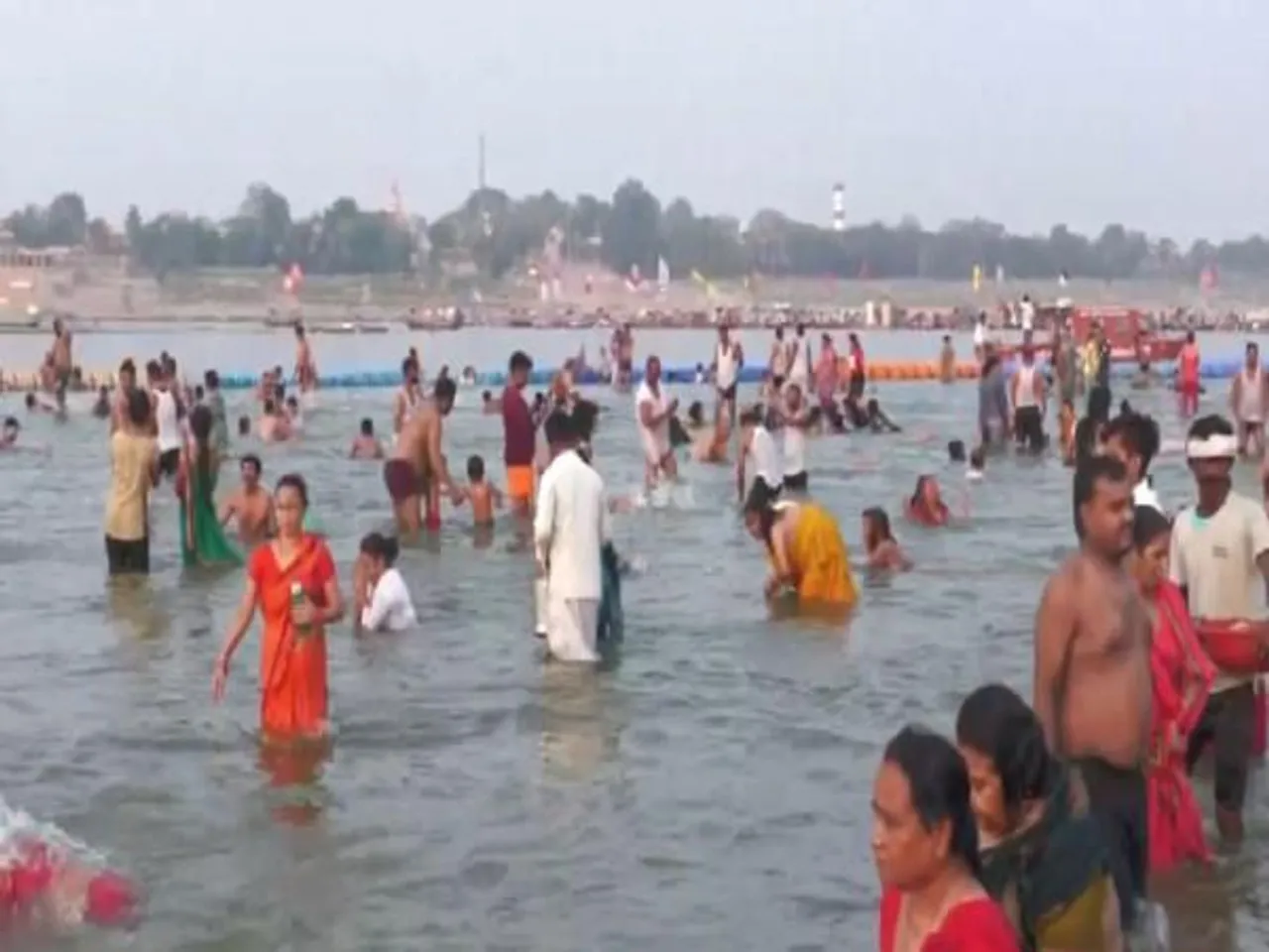 Devotees take holy dip at Prayagraj's Sangam (PhotoANI)