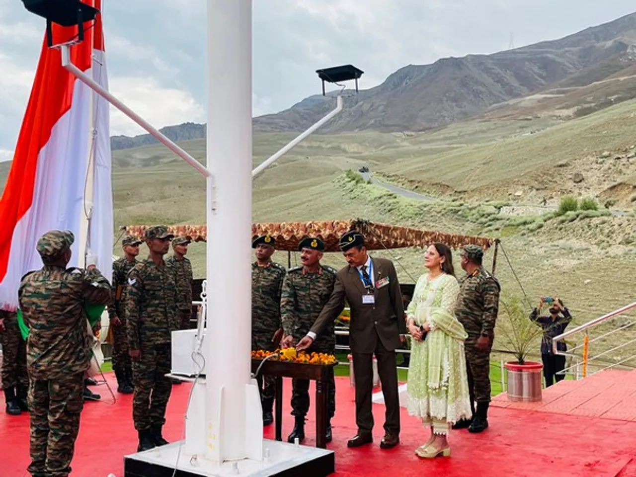 Indian Army hoists 72-feet high Tricolour in Drass (Photo/ANI)