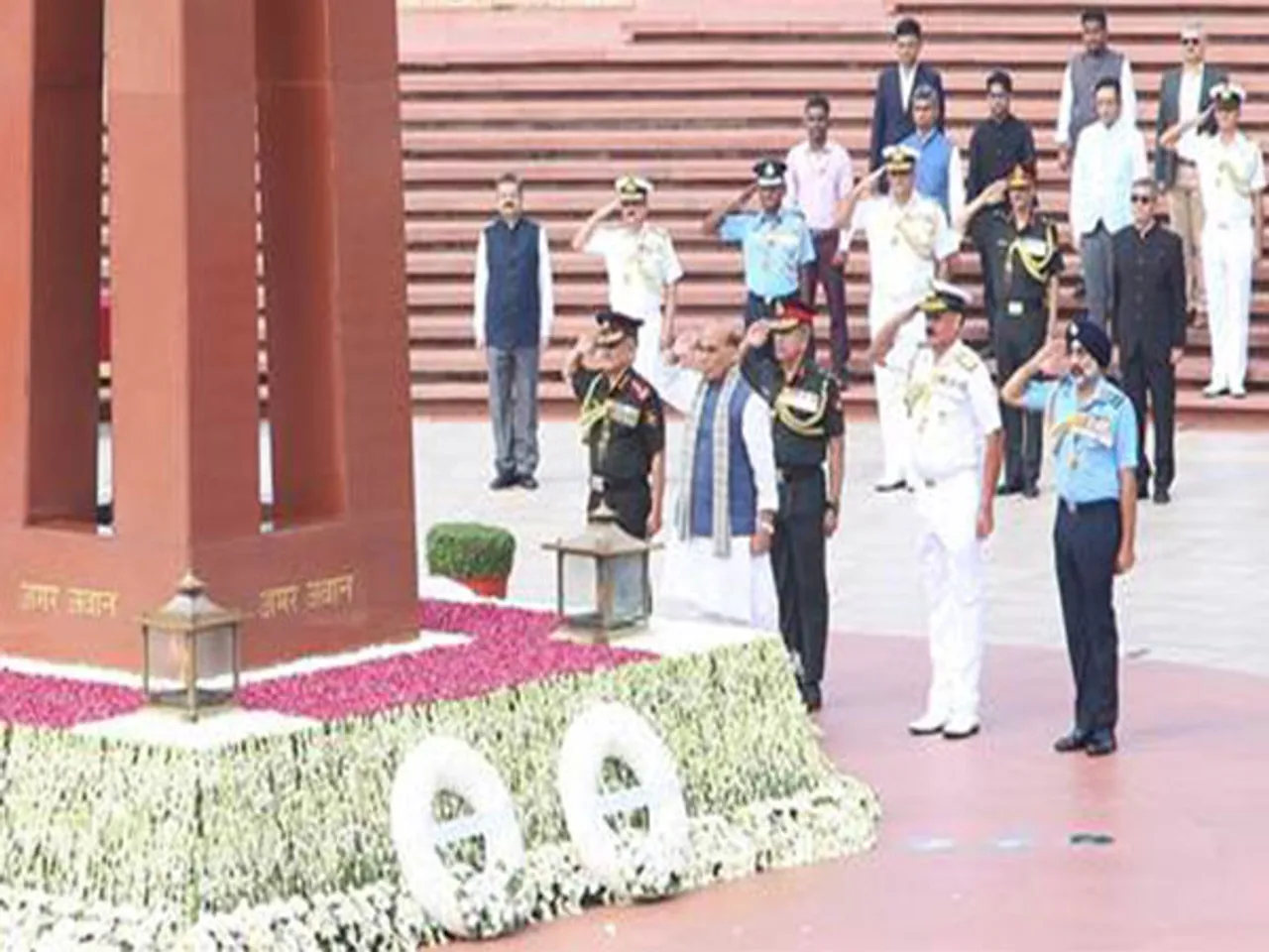 Defence Minister Rajnath Singh laid wreath and paid homage to the fallen heroes at the National War Memorial (NWM) in New Delhi. (Photo/PIB)
