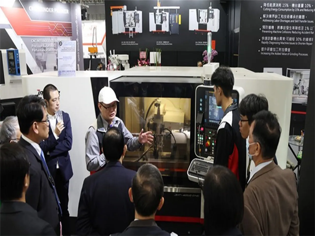 Visitors to the Taipei International Machine Tool Show listen to a product presentation (Image: X@Focus_Taiwan)